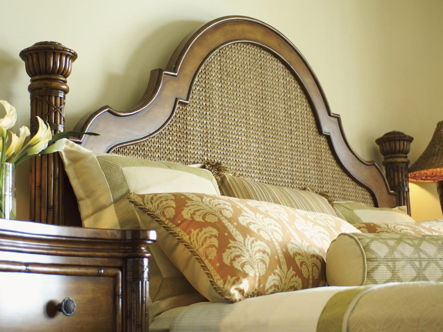 Home Round Hill King Bed in Woven Lampakanai and Wood