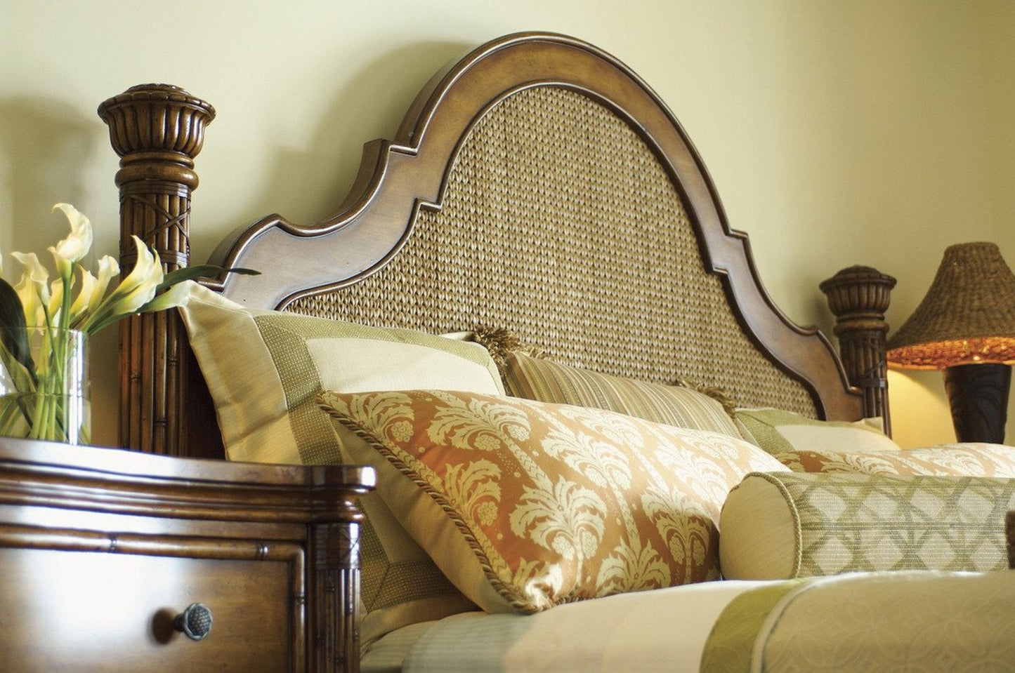 Tommy Bahama Home Island Estate Round Hill Bed